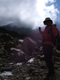 遥か山頂から流れてくる